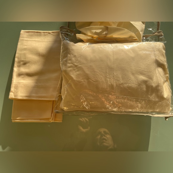 NWT 300 TC 100% cotton KING Sheet Set Cream 4 Pc Fitted  sheet + 3 pillow cases - Picture 3 of 6